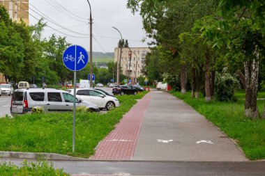 Şehir ortamında kaldırımlar. Metin veya yazıtlar için kopyalama alanı olan bir arkaplan. İllüstrasyon başyazısı. 14 Haziran 2021 Balti Moldova.