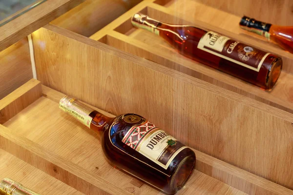 Alcohol Lujo Élite Mostrador Escaparate Una Tienda Brandy Vino Editorial — Foto de Stock