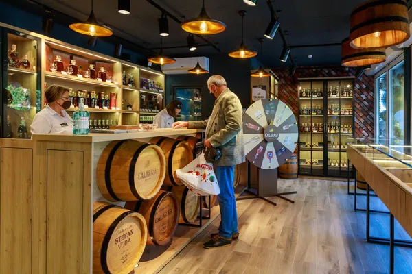Şarap Konyağı Dükkanındaki Müşteriler Alıcılar Llüstrasyon Başyazısı Eylül 2021 Balti — Stok fotoğraf