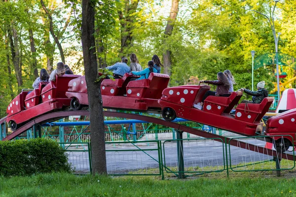 Oamenii Merg Carusele Parcul Public Din Centrul Oraşului Mai 2021 — Fotografie, imagine de stoc