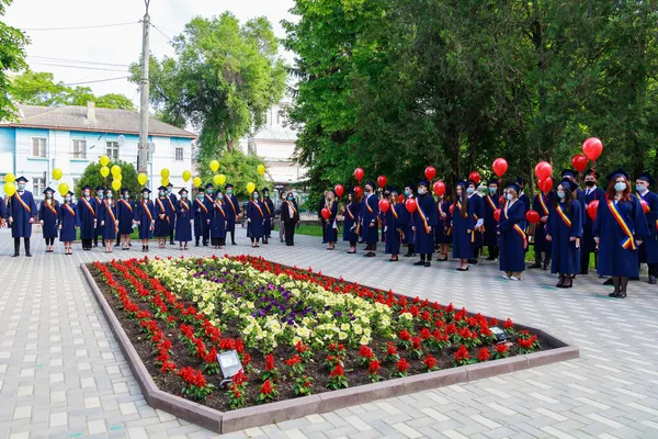 Absolventi Maturitním Dni Beltsy Moldavsko Května2021 Pouze Redakční Použití — Stock fotografie