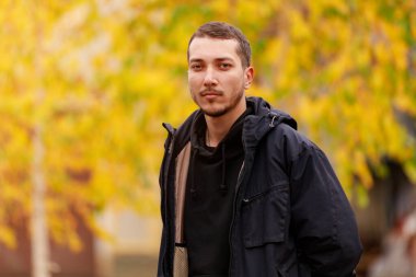 Genç bir adam altın sonbahar boyunca vahşi hayatın tadını çıkarır. Metin veya yazıtlar için kopyalama alanı olan bir arkaplan. Doğayla baş başa kalma kavramı.