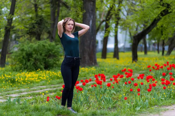Jeune Femme Dans Parc Municipal Pendant Floraison Des Tulipes Arrière — Photo