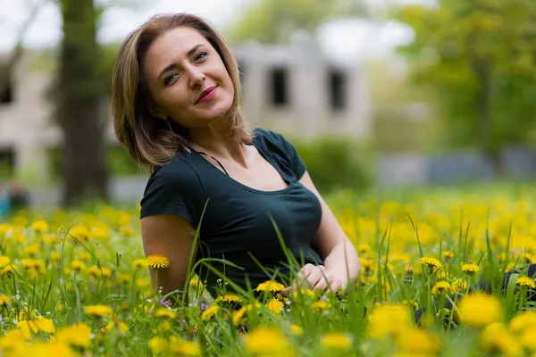 Karahindiba Çiçekleri Açarken Bir Şehir Parkında Genç Bir Kadın Sarı — Stok fotoğraf