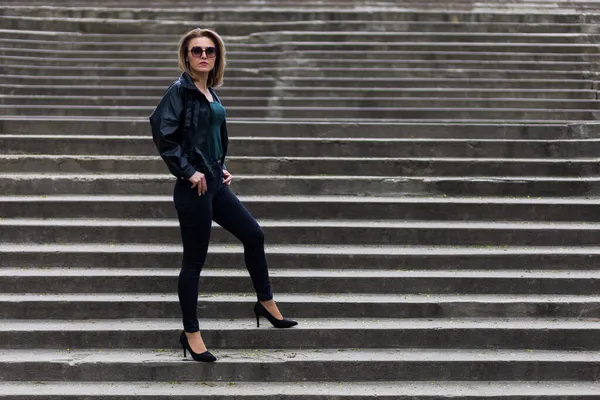 Retrato Legal Uma Mulher Roupas Pretas Nos Degraus Uma Escada — Fotografia de Stock