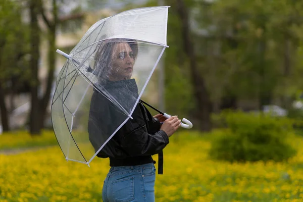 Giovane Donna Con Ombrello Trasparente Sfondo Sfocato Del Parco Cittadino — Foto Stock