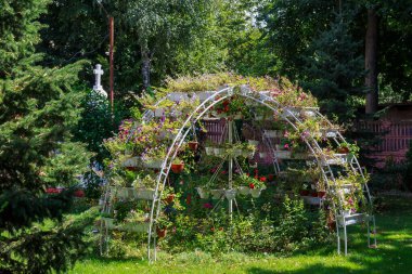 Şehrin kentsel ortamında çok güzel bir çiçek tarhı. Manzara tasarımında çiçekler ve yeşillik. Metin veya yazıtlar için kopyalama alanı olan arkaplan.