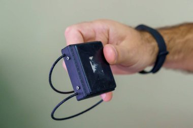 Suçlular için elektronik bilezik. Cezanın infazını kontrol altına almak ve izlemek için. Özgürlük kısıtlaması ve ev hapsi. Uzaktan tanımlama ve konum izleme.