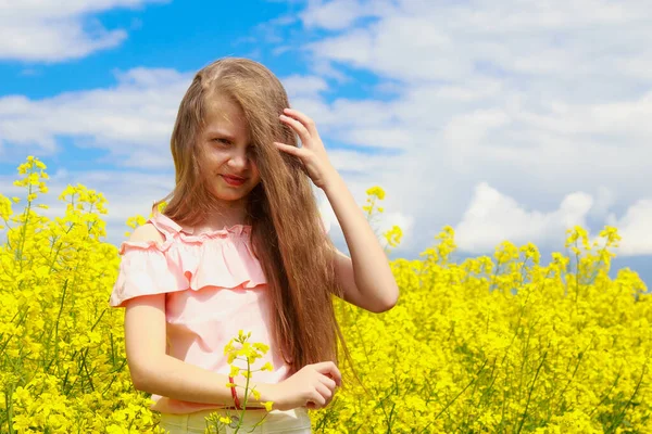 Çocukluk Mutluluğu Kavramı Genç Kız Saçını Okşar Doğadaki Kız Yaşam — Stok fotoğraf