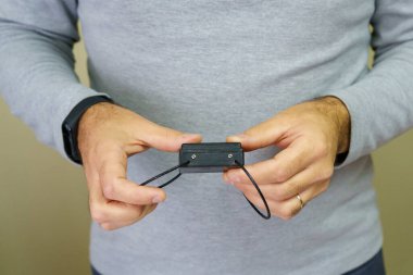 Suçlular için elektronik bilezik. Cezanın infazını kontrol altına almak ve izlemek için. Özgürlük kısıtlaması ve ev hapsi. Uzaktan tanımlama ve konum izleme.