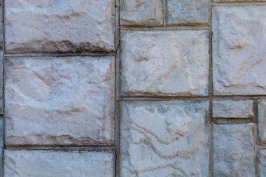 Vahşi bir dekoratif taşın pürüzlü yüzeyi. Dokulu arka plan. Tasarım için boş. Altında ya da altında. Metin için alanı kopyala