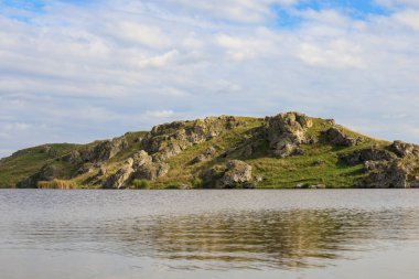 Doğu Avrupa 'nın vahşi kayalık ve dağlık doğası. Metin için kopya alanı olan peyzaj arkaplanı. Seçici odaklanma, uyumlu. Konstantinovka Köyü, Moldova 'ya hoş geldiniz..