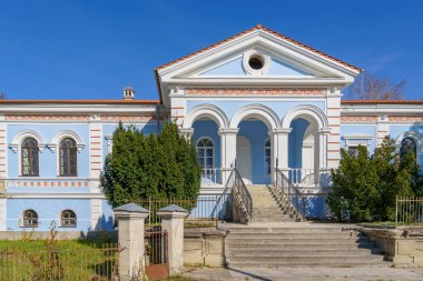 19. yüzyılın klasik Rus mimarisi tipik bas-reef ile. Moldova 'ya hoş geldiniz. Tarihsel ve kültürel miras. Metin veya harf için kopyalama alanı olan arkaplan