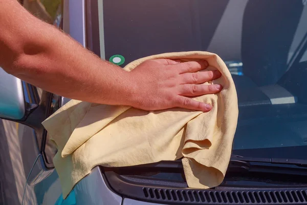 Ένα Χέρι Ένα Στεγνό Πανί Σκουπίζει Παρμπρίζ Ενός Αυτοκινήτου Ένα — Φωτογραφία Αρχείου