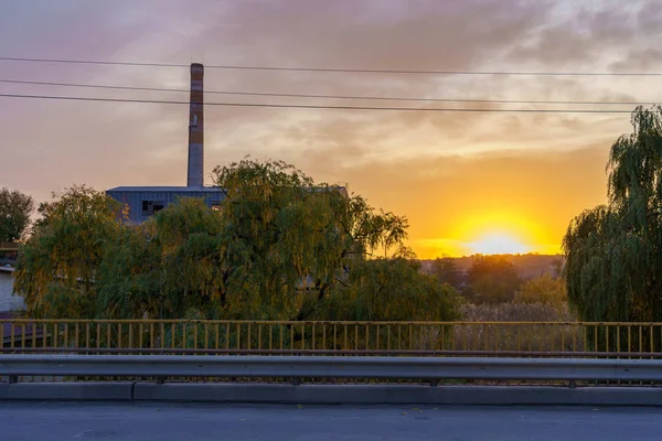 Este Lenyugvó Nap Felett Ipari Területen Egy Gyár Vagy Üzem — Stock Fotó