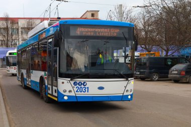 Kablosuz toplu taşıma tramvayı. Metin veya yazıtlar için kopyalama alanı olan bir arkaplan. İllüstrasyon başyazısı. 19 Nisan 2021 Balti Moldova.
