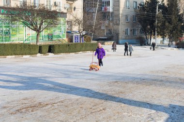 19 Ocak 2021 Balti veya Beltsy, Moldova 'da şehir merkezinde akşam kızağı kayıyor. İllüstrasyon başyazısı. Arkaplan
