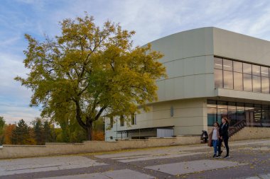 Altın sonbahar boyunca şehrin orta kesiminin tanınabilir bir turistik manzarası. Metin için kopyalama alanı olan arkaplan. İllüstrasyon başyazısı. 21 Ekim 2021 Balti Moldova.