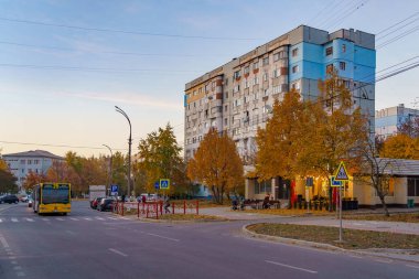 Altın sonbahar boyunca şehirde çok güzel bir günbatımı. Genel bakış. Metin için kopyalama alanı olan arkaplan. İllüstrasyon başyazısı. 22 Ekim 2021 Balti Moldova.