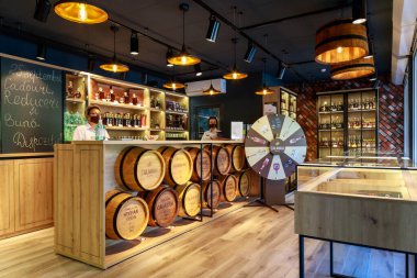 Üretici firma Calarasi 'den bir şarap brendisi dükkanının içi. İllüstrasyon başyazısı. 25 Eylül 2021 Balti Moldova.