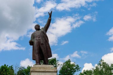 Lenin anıtı. Metin veya yazıtlar için kopyalama alanı olan bir arkaplan. İllüstrasyon başyazısı. 24 Temmuz 2021 Lipcani Moldova.