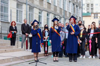 Mezuniyet gününde mezun oluyor. Beltsy, Moldova 31 Mayıs 2021. Sadece editör kullanımı.