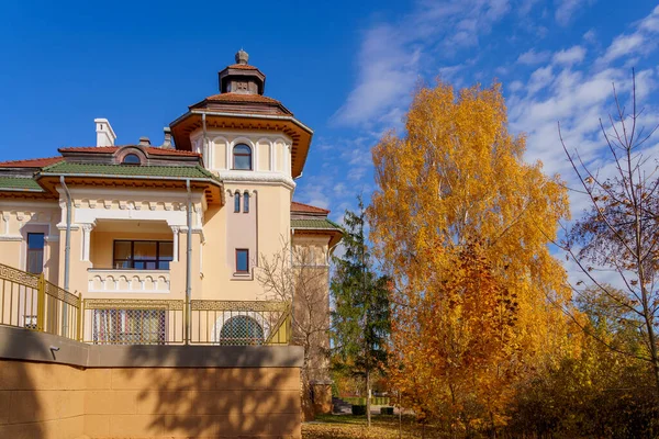 Altın sonbahar döneminde piskoposluk bölgesinin inşası. Metin için kopyalama alanı olan arkaplan. İllüstrasyon başyazısı. 23 Ekim 2021 Balti Moldova.