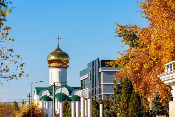Altın sonbahar boyunca çok güzel bir kilise. Metin için kopyalama alanı olan arkaplan. İllüstrasyon başyazısı. 23 Ekim 2021 Balti Moldova.