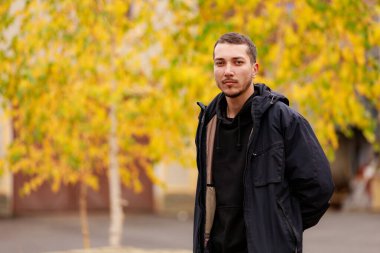 Genç bir adam altın sonbahar boyunca vahşi hayatın tadını çıkarır. Metin veya yazıtlar için kopyalama alanı olan bir arkaplan. Doğayla baş başa kalma kavramı.