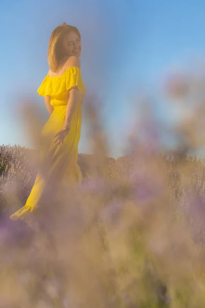 Sarı Elbiseli Güzel Güzel Genç Bir Kadın Gün Batımında Lavanta — Stok fotoğraf