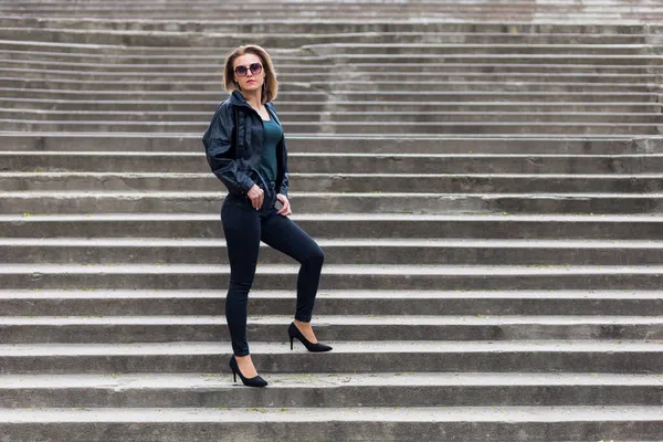 Retrato Legal Uma Mulher Roupas Pretas Nos Degraus Uma Escada — Fotografia de Stock