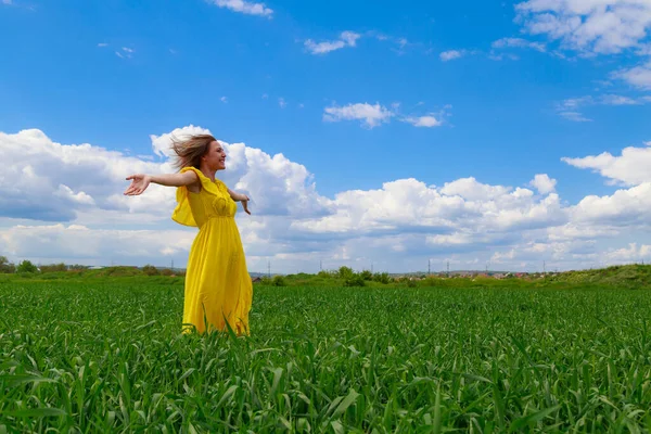 Young Woman Yellow Dress Outdoors Green Field Happiness Nature Good — Stock Photo, Image