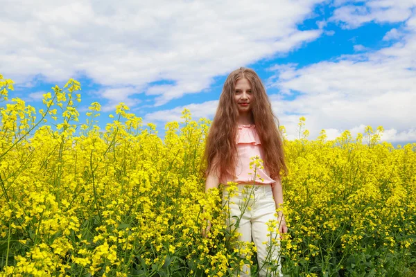 Gülümseyen Ergen Çocuk Doğadaki Kız Yaşam Tarzı Arka Planda Çiçek — Stok fotoğraf