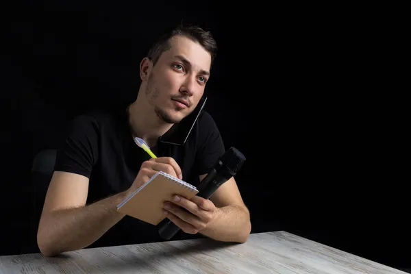 Jeune Homme Beau Vêtements Noirs Avec Smartphone Microphone Ordinateur Portable — Photo