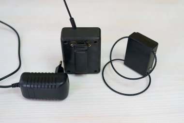 Elektronik bileziği olan bir izleme sistemi. Penaltı kontrol aleti. Özgürlük kısıtlaması ve ev hapsi. Uzaktan tanımlama ve konum izleme.