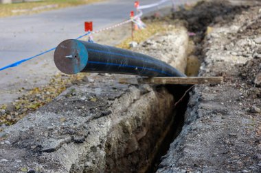 Modern plastik boru, seçici odaklı iletişim onarımı. Su borularının değiştirilmesi. Metin veya harf için kopyalama alanı olan arkaplan