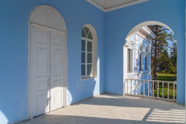 19. yüzyılın klasik Rus mimarisi tipik bas-reef ile. Moldova 'ya hoş geldiniz. Tarihsel ve kültürel miras. Metin veya harf için kopyalama alanı olan arkaplan
