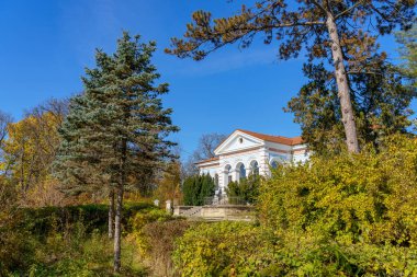 19. yüzyılın klasik Rus mimarisi tipik bas-reef ile. Moldova 'ya hoş geldiniz. Tarihsel ve kültürel miras. Metin veya harf için kopyalama alanı olan arkaplan