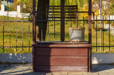 İçme suyuyla birlikte eski, otantik ahşap kuyu. Metin için kopyalama alanı olan arkaplan.