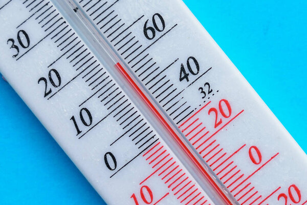 Термометр для измерения температуры окружающей среды. Символический холодный синий фон с копировальным пространством для текста или букв. Концепция холода в квартире и на улице