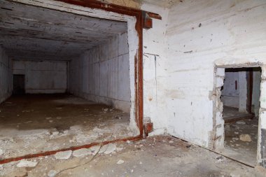 Terk edilmiş nükleer karşıtı bir askeri sığınağın içi. Ürkütücü bir yer, kıyamet sonrası geçmiş.