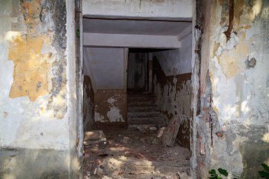 Soğuk Savaş sırasında harap olmuş ve terk edilmiş bir askeri kasaba. Ürkütücü bir yer, kıyamet sonrası geçmişi var. Harabeler ve yıkım