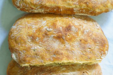 Taze pişmiş İtalyan Ciabatta ekmeği. Ev yapımı ekmek. Seçici odaklı arkaplan ve metin için alanı kopyala.