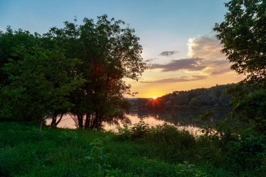 Nehirde gün batımı ya da gün doğumu. Metin veya harf için kopyalama alanı olan doğa arkaplanı.