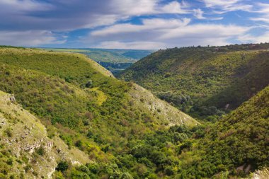 Doğu Avrupa 'nın vahşi kayalık ve dağlık doğası. Metin için kopya alanı olan peyzaj arkaplanı. Seçici odaklanma, uyumlu. Tipovo veya Tipova köyü, Moldova 'ya hoş geldiniz..
