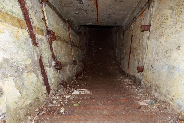 Entrada Bunker Militar Secreto Disfarçado Abrigo Bombas Abandonado Contexto — Fotografia de Stock