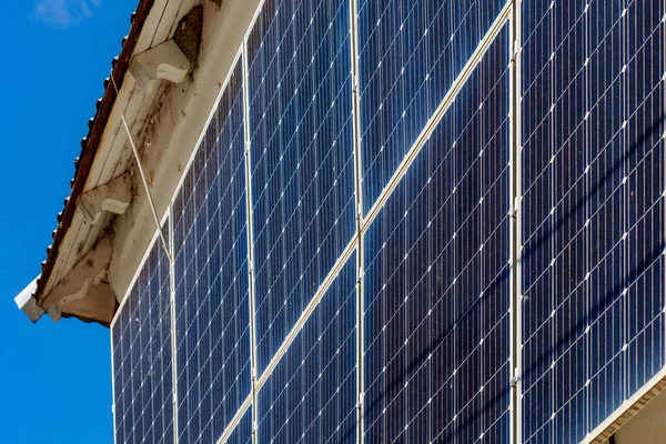 Paneles Solares Para Generar Electricidad Ciudad Granja Energía Sostenible Fondo — Foto de Stock