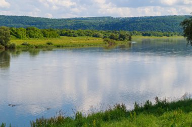 Geniş nehir. Metin veya harfler için kopya alanı olan Doğu Avrupa arka planı. Balık tutmak ve rafting yapmak için ideal. Bir turistin gözlerinden bak.