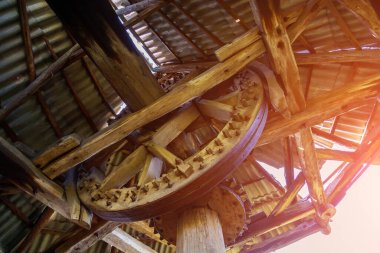 Ahşap dişliler eski model terk edilmiş yel değirmeni. Eski bir un değirmeni. Metin veya yazıtlar için kopyalama alanı olan arkaplan