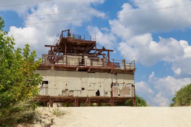 Endüstriyel ölçekte kireçtaşı üretimi için eski bir taş ocağı. Doğal taş. Metin için kopyalama alanı olan arkaplan